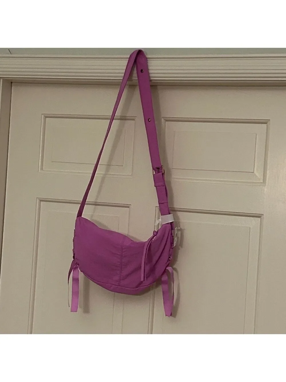American Eagle Outfitters bag trending closure